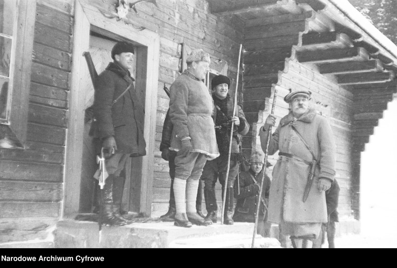 image.from.unit.number "Polowanie na niedźwiedzie w nadleśnictwie Sołotwina, w lasach należących do hrabiego Adama Zdzisława Zamoyskiego"