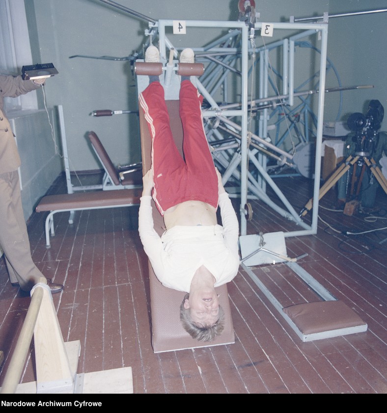 image.from.unit.number "Mirosław Hermaszewski podczas ćwiczeń na siłowni"