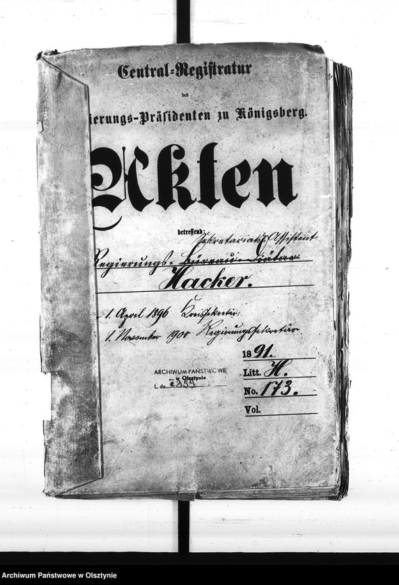 image.from.unit.number "Regierungs-Sekretariats Assistent Hacker [Ernst Aduard Emil] den 1 April 1896 Kreis-sekretär, den 1 November 1900 Regierungs-sekretär"