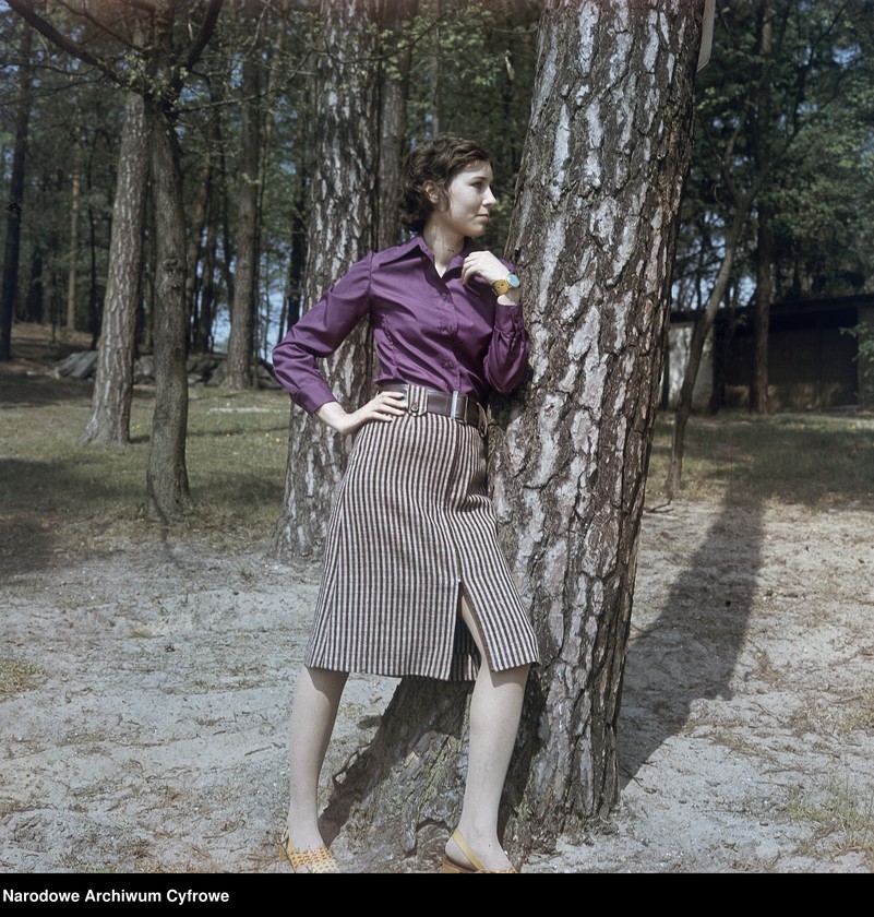 image.from.unit.number "Modelki prezentujące kolekcję mody Zakładów Przemysłu Odzieżowego "Dana" w plenerze nad Jeziorem Głębokim"