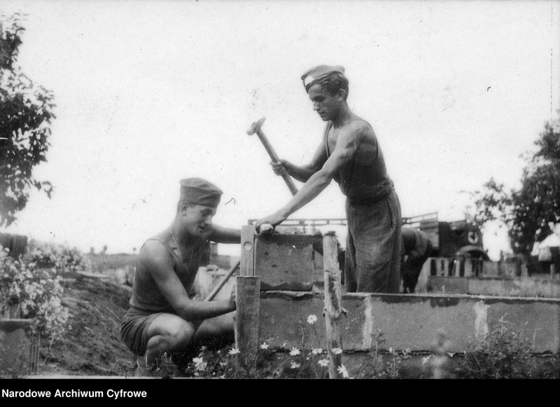 image.from.unit.number "Prace przy budowie budynków wiejskich w ramach Powszechnej Organizacji Służba Polsce"