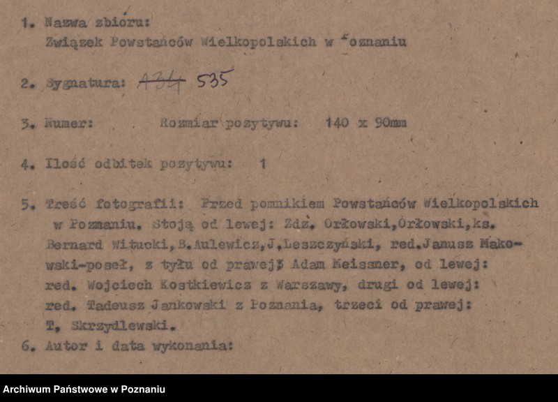 Obraz 4 z jednostki "Przed pomnikiem Powstańców Wielkopolskich w Poznaniu. Stoją od lewej: Zdz. Orłowski, ks. Bernard Witucki, B. Aulewicz (Anulewicz), J. Leszczyński, red. Janusz Makowski - poseł, z tyłu od prawej: Adam Meissner, od lewej red. Wojciech Kostkiewicz z Warszawy,"