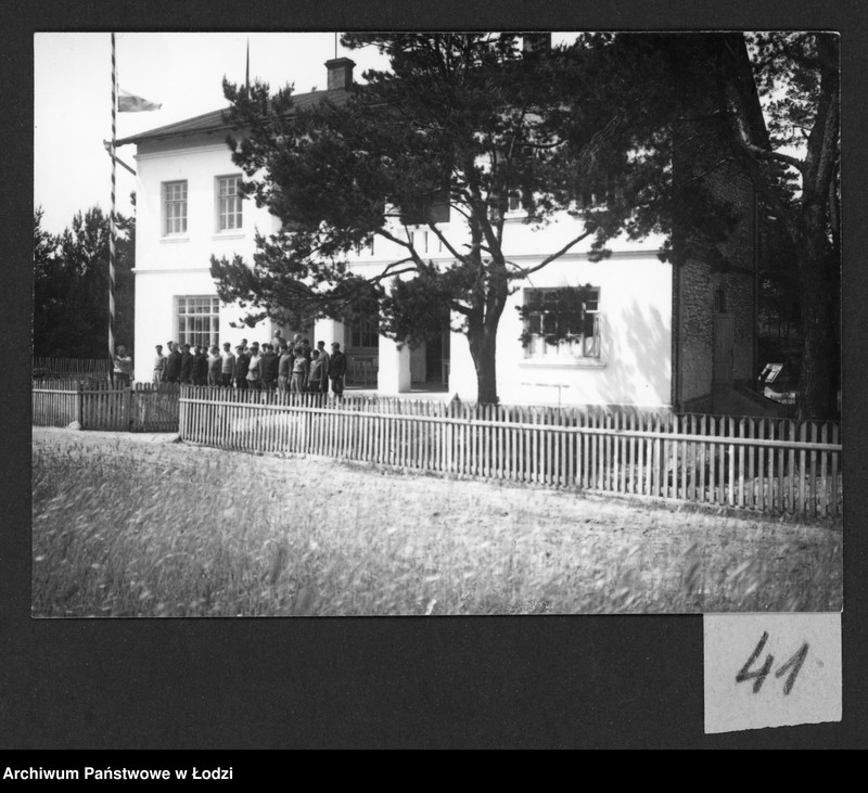 Obraz 2 z jednostki "[Uczniowie przed budynkiem "Osiedla" wciąganie flagi na maszt]"