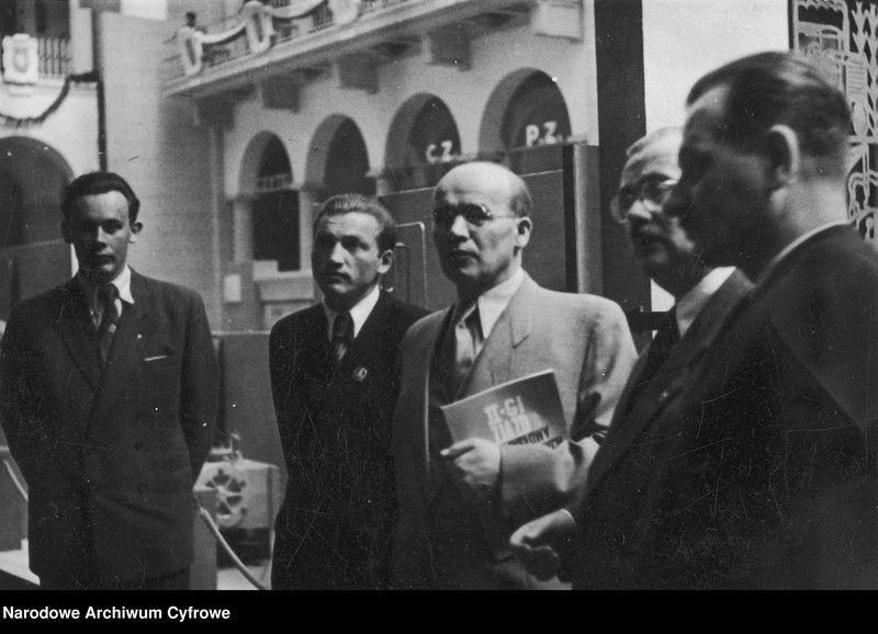 image.from.unit.number "Wystawa Przemysłu Ziem Odzyskanych w salach Państwowego Instytutu Geologicznego przy ul. Rakowieckiej 4 w Warszawie"