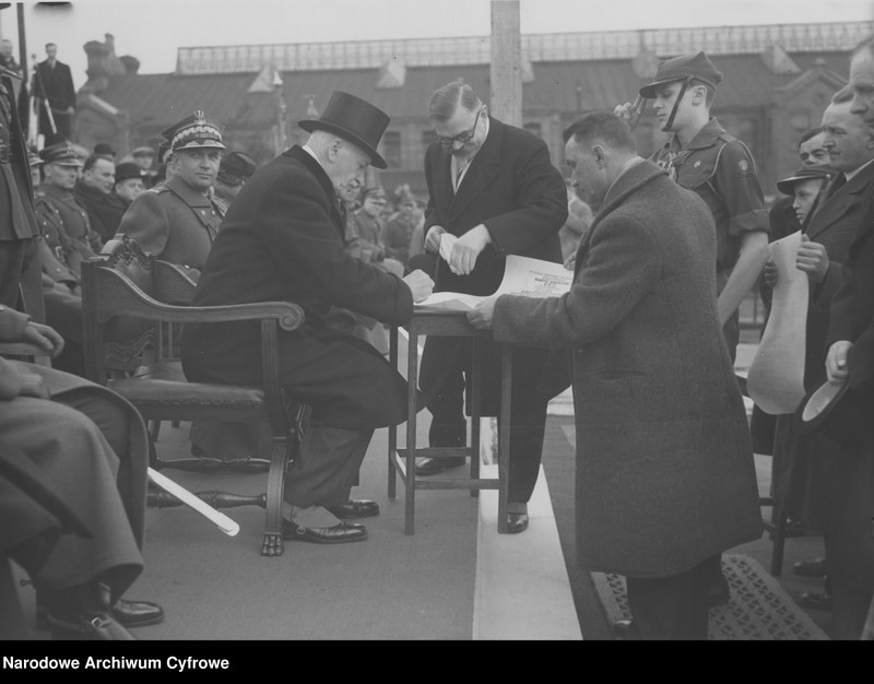 image.from.unit.number "Przekazanie wojsku 100 karabinów - daru robotników Państwowej Fabryki Karabinów w Warszawie"