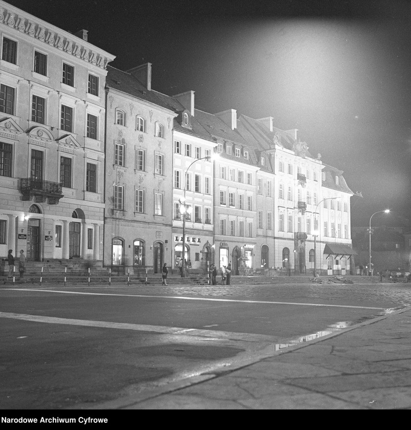 image.from.unit.number "Stare Miasto w Warszawie nocą"