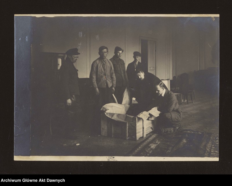 image.from.unit.number "Fotografie członków Mieszanej Komisji Rewindykacyjnej (zbiorowe)."