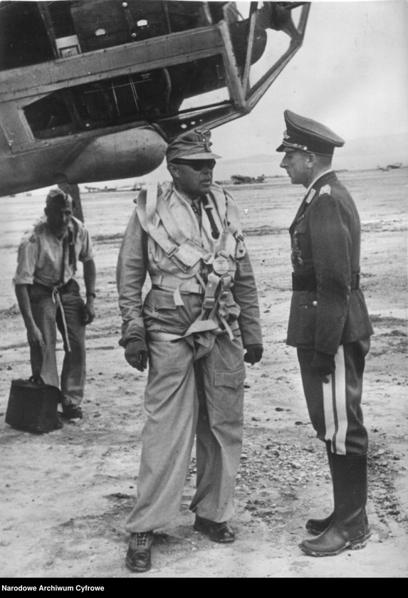 image.from.unit.number "Marszałek Albert Kesselring w rozmowie z gen. Otto Hoffmannem von Waldau na lotnisku na Krecie"