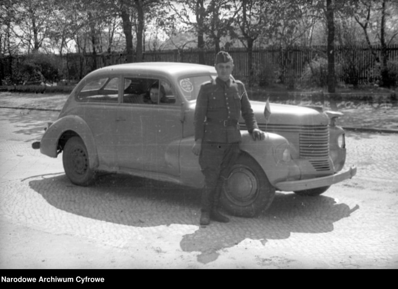 Obraz 12 z kolekcji "Defilada 9 maja 1945 batalion fizylierów 1 BPanc. Al. Hallera, Gdańsk111"