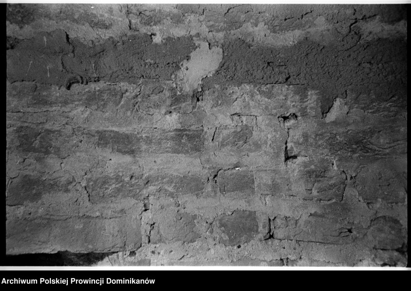 image.from.unit.number "Kraków, klasztor Ojców Dominikanów, obecna siłownia studentatu; obecne pomieszczenie gospodarcze na parterze północnego ramienia III wirydarza („slumsy” nr 11); podwórze przykuchenne; podwórze przy furcie. Kraków, kamienica przy ul. Stolarskiej 6, cela zakonna „slumsy” nr 13"