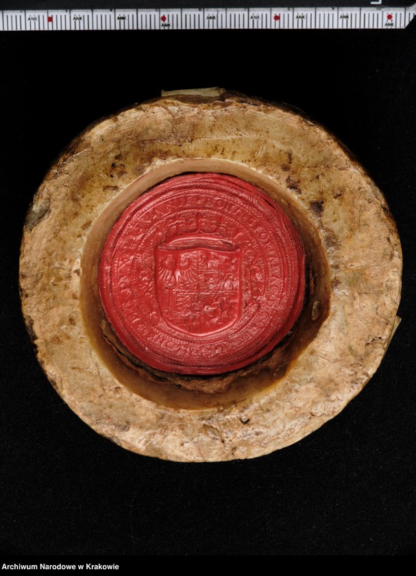 image.from.unit.number "Bona Sforza. Królowa Polski, Wielka Księżna Litewska. W polu pieczęci ukoronowana tarcza czteropolowa z herbami: polskim (prawe górne pole), Wąż Sforzów i Orzeł (lewe górne), herb mediolański i aragoński (prawe dolne), Pogoń (lewe dolne) tarczę otaczającą elementy roślinne. Otok ujęty w sznury perełek z napisem kapitalnym, renesansowym: BONA SFOR[TIA] ARAG[ONIA] D[EI] G[RATIA] REGINA POLONIE MAG[NA] DVX LITVANIE"