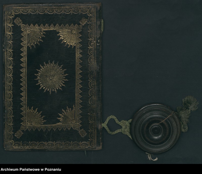 image.from.unit.number "August II (Saski), król polski … potwierdza cechowi stolarzy, tokarzy, szyfterów, organmistrzów i szklarzy w Poznaniu artykuły statutowe transumując treść"