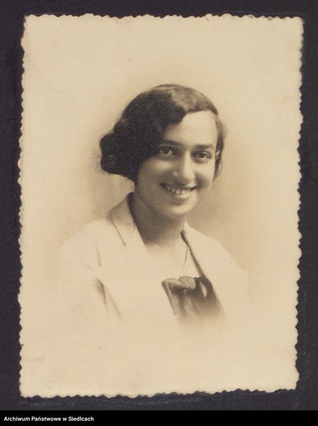 image.from.unit.number "Album z fotografiami podarowany przez uczennice Państwowego Gimnazjum Żeńskiego im. Królowej Jadwigi w Siedlcach wychowawczyni pani Janinie Milulskiej na zakończenie 8-klasowego gimnazjum w dniu 24.06.1934 r."