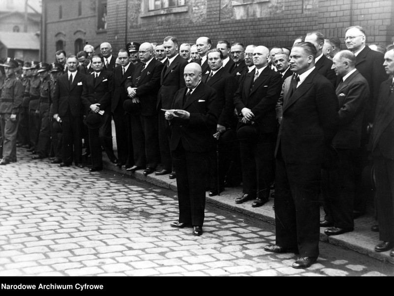 image.from.unit.number "Odsłonięcie pomnika marszałka Józefa Piłsudskiego na terenie Huty Baildon w Katowicach"