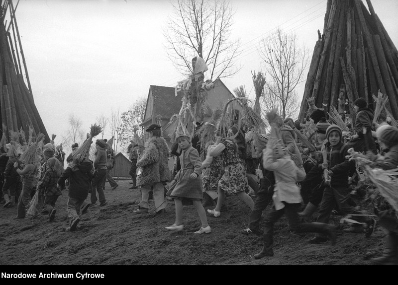 Obraz 14 z jednostki "Obrzęd topienia Marzanny w Dunajcu"