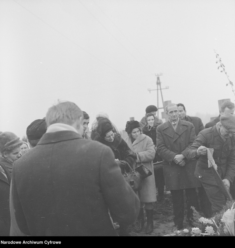 Obiekt Uczestnicy pogrzebu przy grobie zmarłego. z jednostki Pogrzeb działacza Zjednoczonego Stronnictwa Ludowego w Warszawie