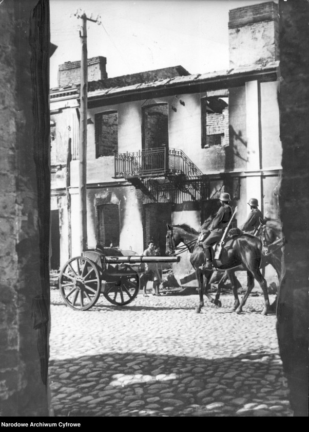 image.from.unit.number "Niemiecka artyleria w zniszczonym mieście pod Warszawą"