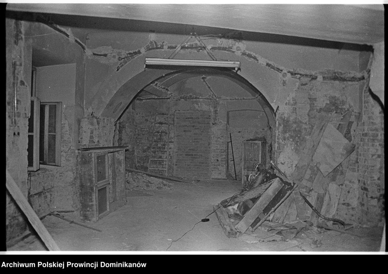image.from.unit.number "Kraków, klasztor Ojców Dominikanów, obecna siłownia studentatu; obecne pomieszczenie gospodarcze na parterze północnego ramienia III wirydarza („slumsy” nr 11); podwórze przykuchenne; podwórze przy furcie. Kraków, kamienica przy ul. Stolarskiej 6, cela zakonna „slumsy” nr 13"