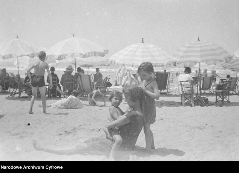 Obraz 14 z jednostki "Wypoczynek rodziny Lis-Olszewskich na plaży w Viareggio"