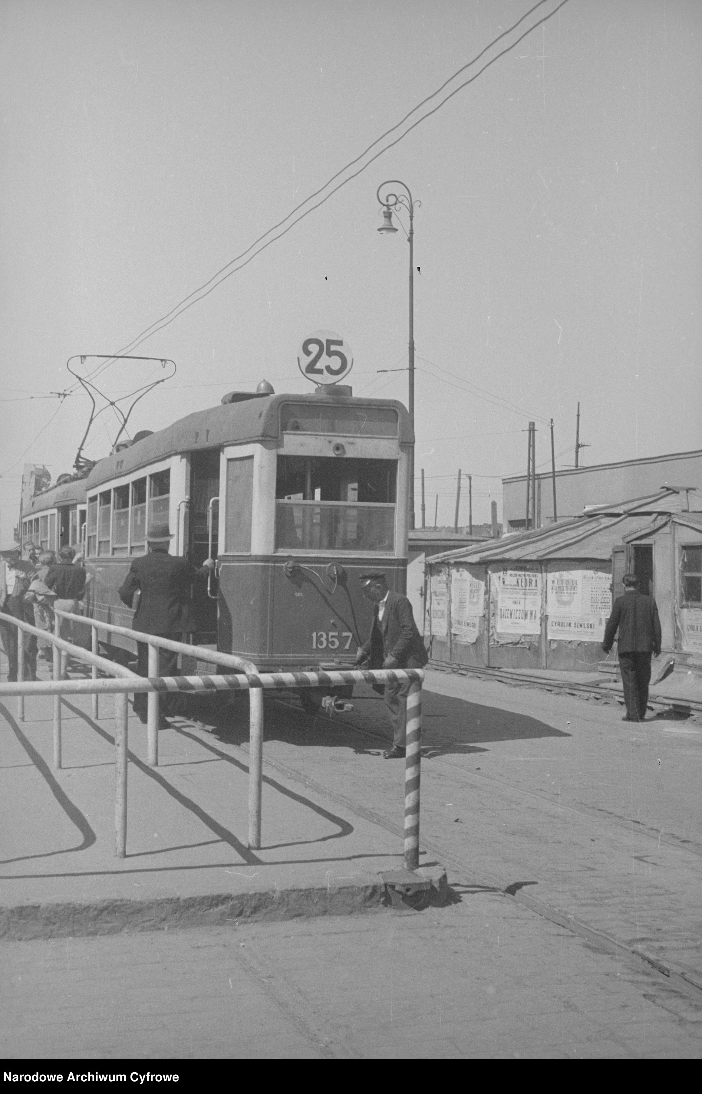 Skan z jednostki: Tramwaj linii wahadłowej 25 na krańcu w Al. Jerozolimskich w Warszawie
