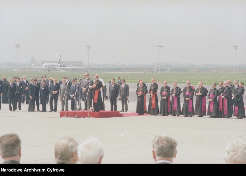image.from.unit.number "Powitanie papieża Jana Pawła II na lotnisku Okęcie w Warszawie rozpoczynające III pielgrzymkę do Polski"