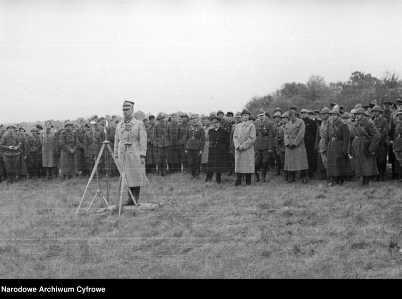 image.from.unit.number "1 Dywizja Grenadierów Wojska Polskiego we Francji - obchody święta 3 Maja i uroczystość nadania miana Grenadierów odbywające się przy szosie Autreville-Martigny"