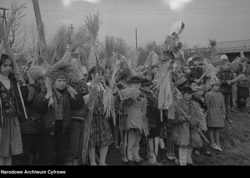 Obraz 11 z jednostki "Obrzęd topienia Marzanny w Dunajcu"
