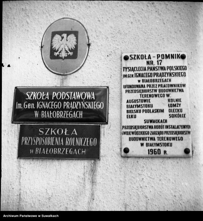 image.from.unit.number "Tablice przy Szkole Podstawowej w Białobrzegach, okolice Augustowa."