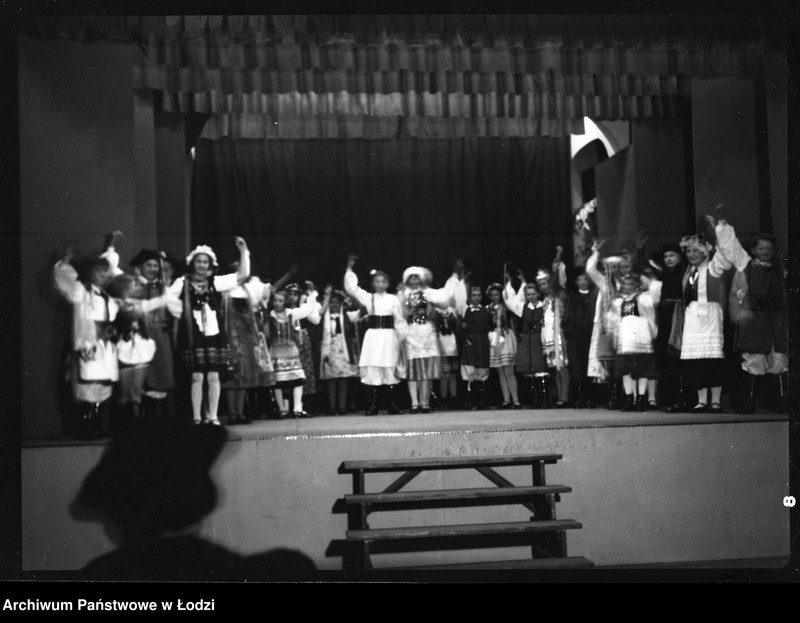 Obraz 2 z jednostki "[Fragment przedstawienia szkolnego - uczniowie w strojach ludowych]"