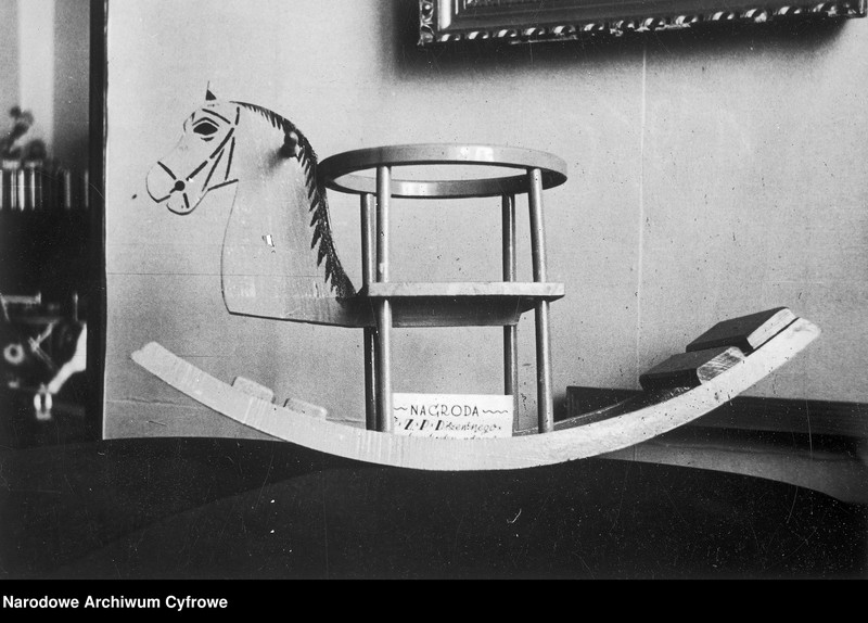 image.from.unit.number "Wystawa nagród centralnych zarządów przemysłowych na konkursy prasowe w Warszawie"