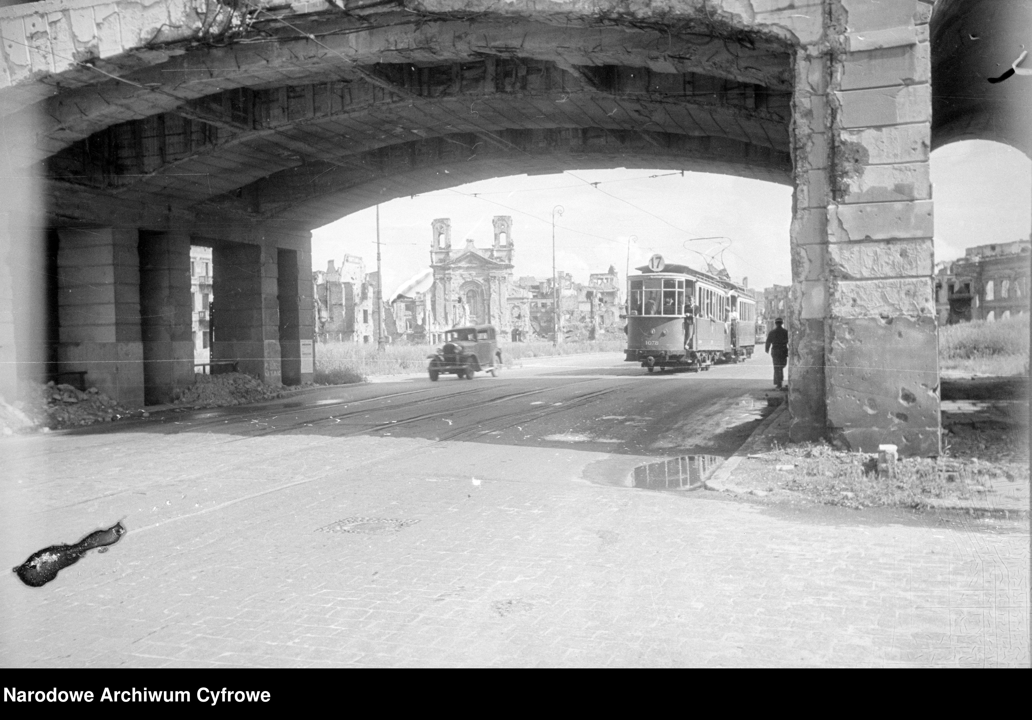 Skan z jednostki: Przejazd pod gmachem Sądu Okręgowego przy pl. Krasińskich 12 w Warszawie