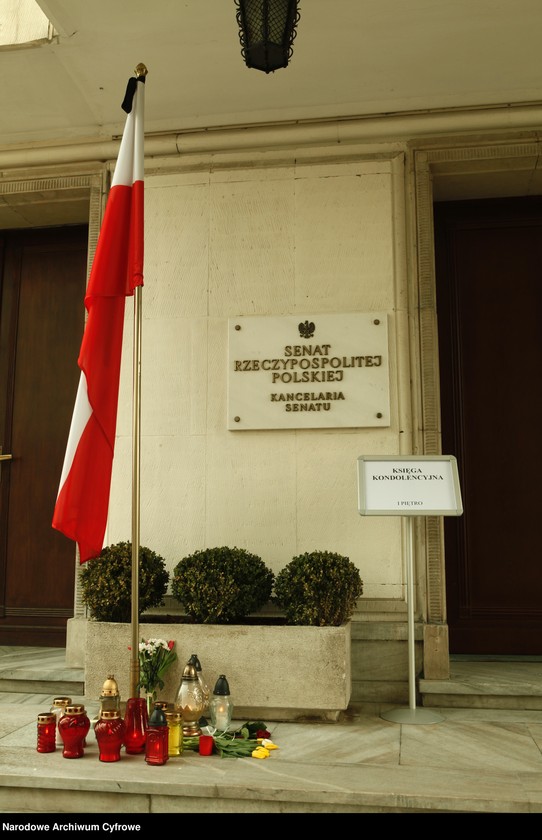 Obraz 12 z jednostki "Trzeci dzień żałoby narodowej w Warszawie po katastrofie lotniczej w Smoleńsku"