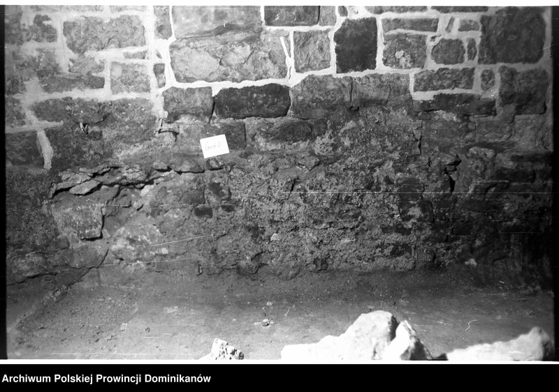 image.from.unit.number "Kraków, klasztor Ojców Dominikanów, krypta pod refektarzem oraz schody przy korytarzu na parterze północnego skrzydła III wirydarza prowadzące do przedsionka ciemnego korytarzyka na I piętrze"
