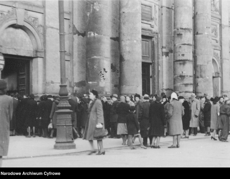 image.from.unit.number "Kolejki do kościołów w Wielką Sobotę w Warszawie"