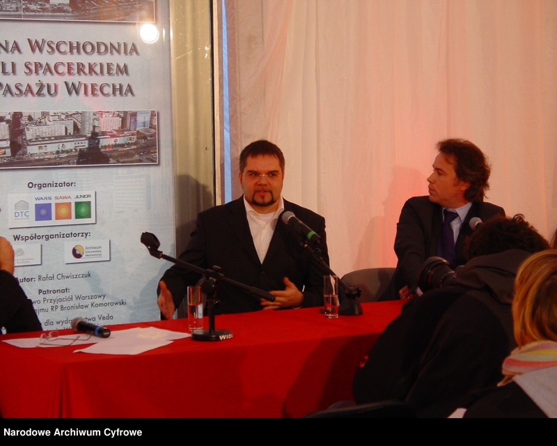 image.from.unit.number "Warszawa. Pasaż Wiecha. Wystawa "Ściana Wschodnia czyli spacerkiem po Pasażu Wiecha""