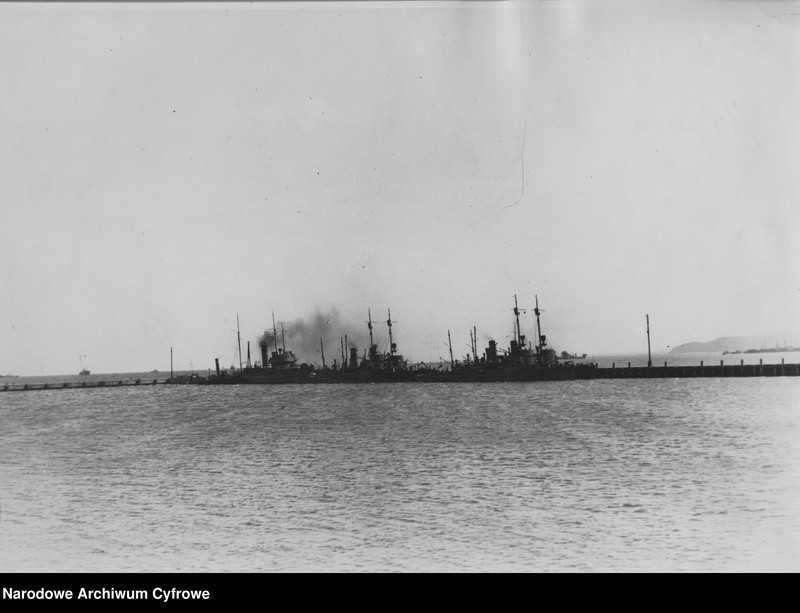 image.from.unit.number "Port Marynarki Wojennej w Gdyni - okręty wojenne w porcie"