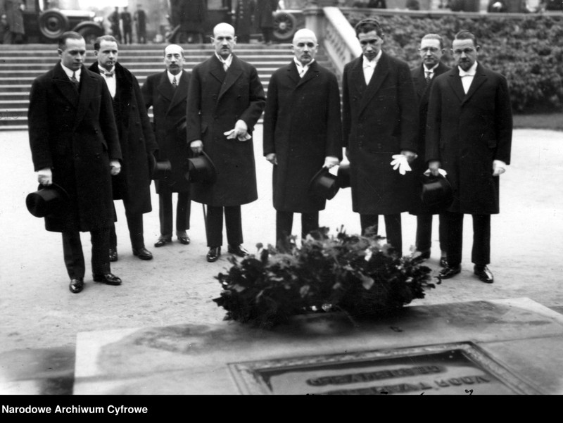 image.from.unit.number "Złożenie kwiatów na Grobie Nieznanego Żołnierza w Brukseli przez członków Poselstwa Polskiego"