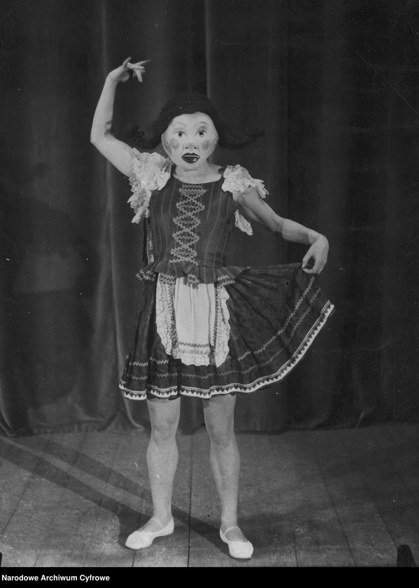 image.from.unit.number "Zizi Halama w scenach z nierozpoznanego przedstawienia"