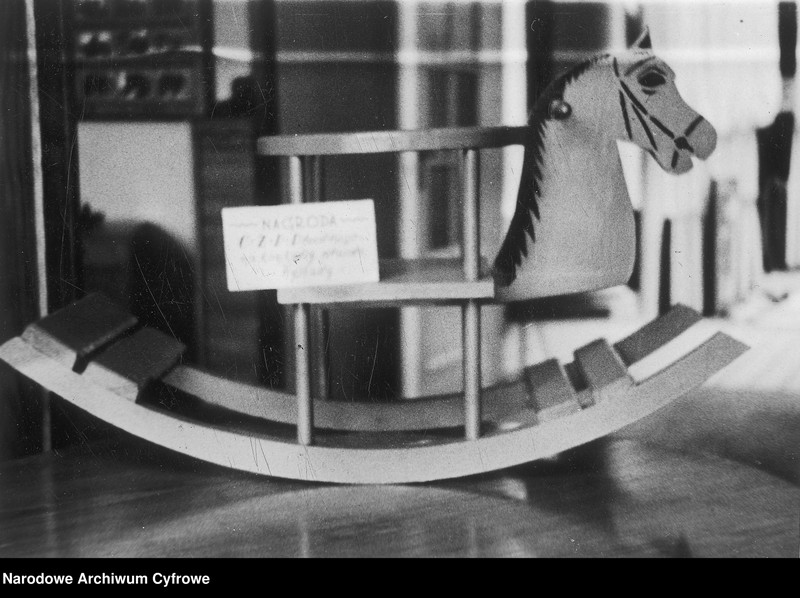 image.from.unit.number "Wystawa nagród centralnych zarządów przemysłowych na konkursy prasowe w Warszawie"